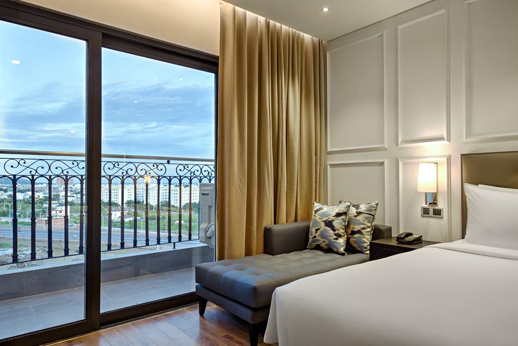 Khách sạn 5 sao với dịch vụ đẳng cấp - Khách sạn Golden Bay Đà Nẵng 