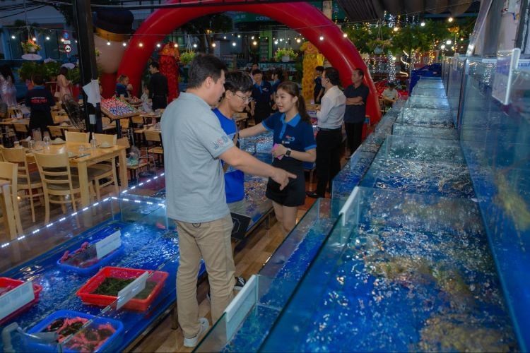 Khách hàng chọn hải sản trực tiếp tại nhà hàng hải sản Biển Việt